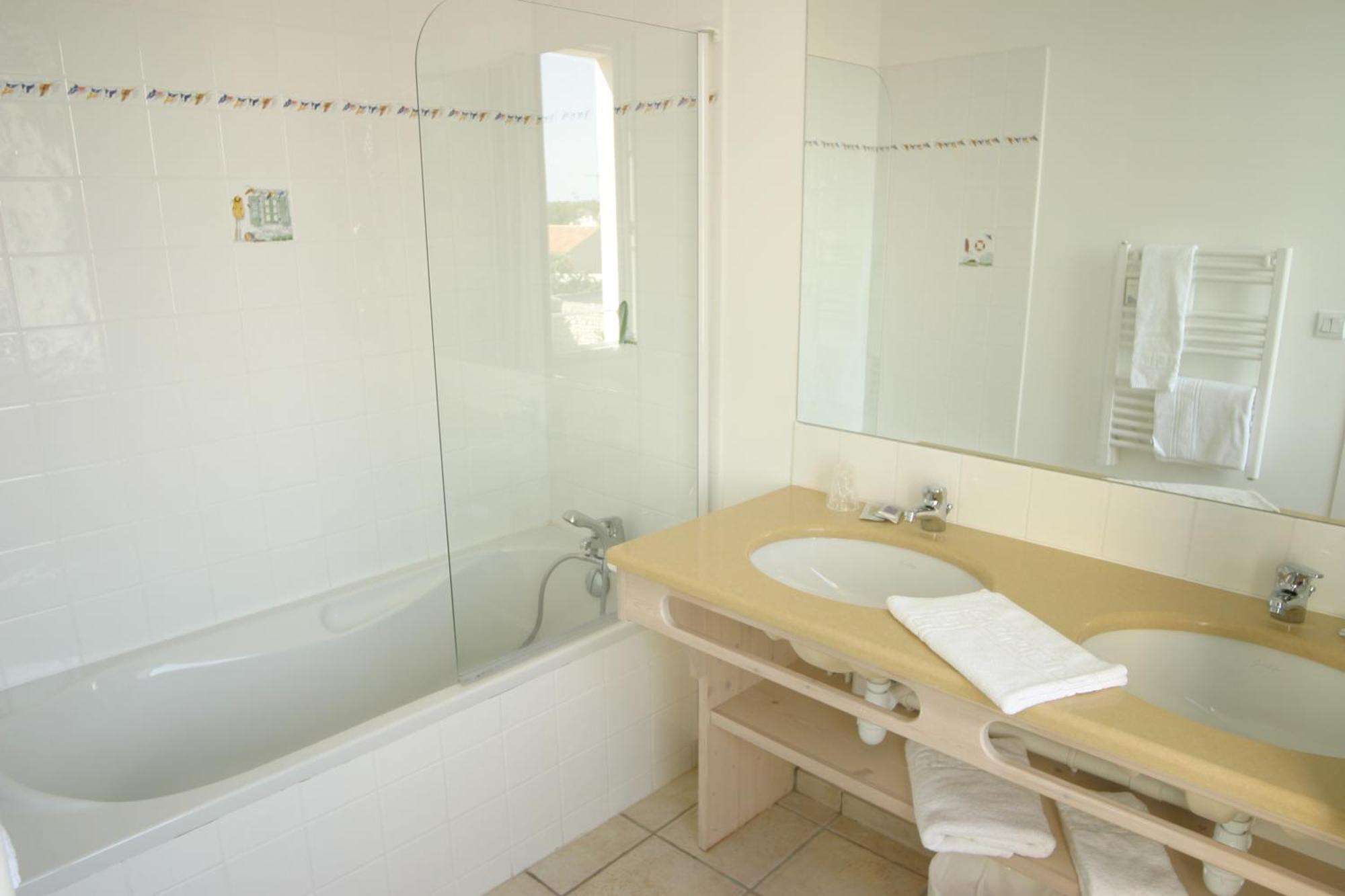 Hotel La Galiote En Re 라플로트 외부 사진